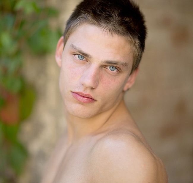 Steve Skarsgaard スティーブ･スカーツガード ”ブルーの瞳”と”完璧ボディー”の大学生モデル (Profile)