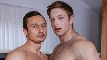 Alex Kof は迫力巨根を遠慮なく Kyle Dentonのプリケツ巨尻の奥のピンクアナルに突き刺していく