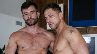 ゲイポルノ★アナルセックス･バリウケParker Nolanが、毛深いブリケツアナルをRoman Todd の親父のデカマラに向ける